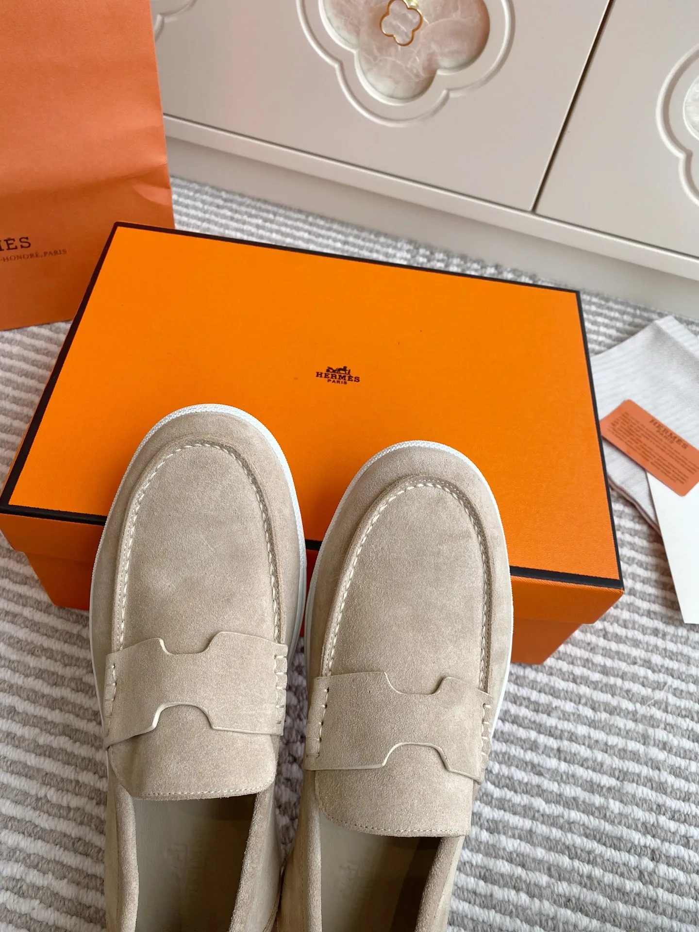 p560✨Hermes Couple Loafers｜Walking in the urban high-end, easily wearing Hermès temperament✨Who says luxury and comfort can’t have both?  This pair of H’s classic loafers really does it!  ▪️"Customized imported Yangjing fabric" is soft and delicate ▪️"Full sheepskin lining" + "soft-soled shoes" design. Your feet will be healed the moment you put them on~ It's like stepping on clouds☁️You won't feel tired after walking all day!  The iconic "H" buckle is low-key and luxurious. It is matched with a rubber outsole. It is lightweight and stylish. Whether you are commuting or shopping, you can easily achieve casual urban style🏙 Can be worn by couples. Full range of sizes, girls 35-41 | boys 39-45. Wear them together when going out. Sweet and high-end💑 Original mold opening. Details are in place. Those who understand will be attracted at a glance ️❤️ #Hermès loafers #coupleshoes #lightweight and versatile shoes